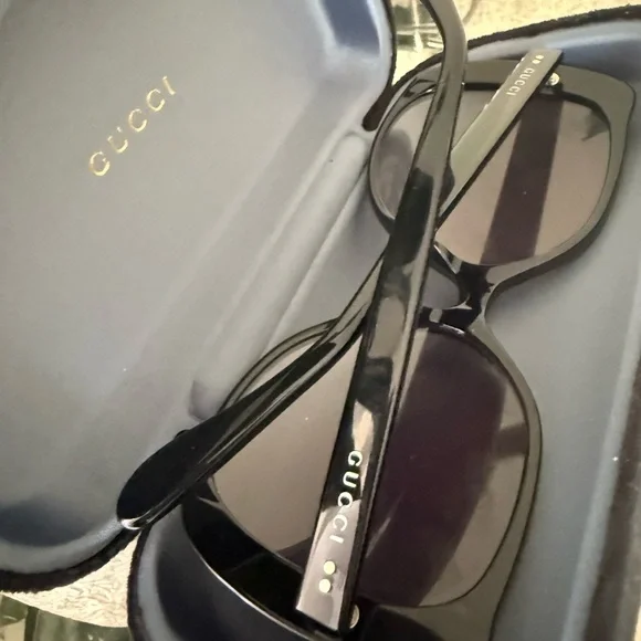 Beautiful Gucci Black Sunglasses! Authentic and classic! Excellent condition!! - Picture 8 of 10